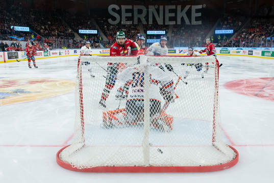 Frölundas Christian Folin skjuter 1-2 bakom Växjös