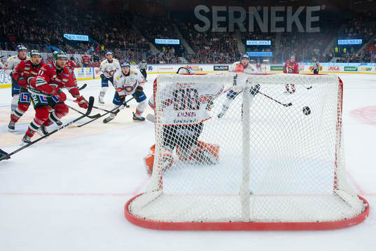 Frölundas Mats Rosseli Olsen skjuter 4-2 bakom Växjös