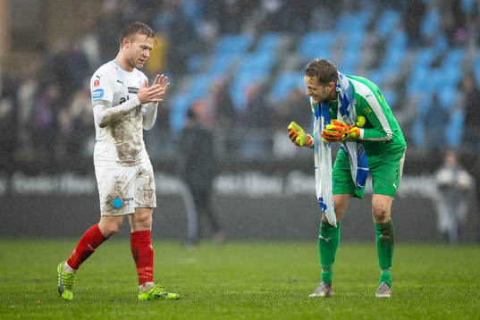Helsingborgs Andreas Landgren och målvakt Anders Lindegaard