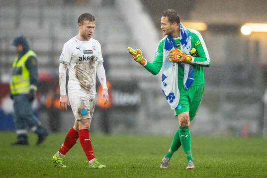 Helsingborgs Andreas Landgren och målvakt Anders Lindegaard