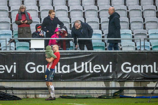 Örgrytes Hannes Sahlin firar med familjen