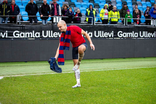 Örgrytes Hannes Sahlin firar och ger bort sina byxor och