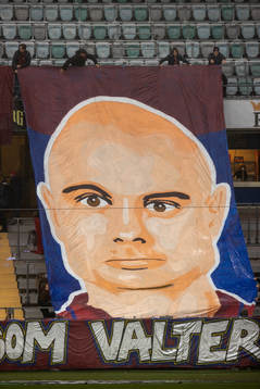 Örgrytes Hannes Sahlin hedras med ett tifo innan
