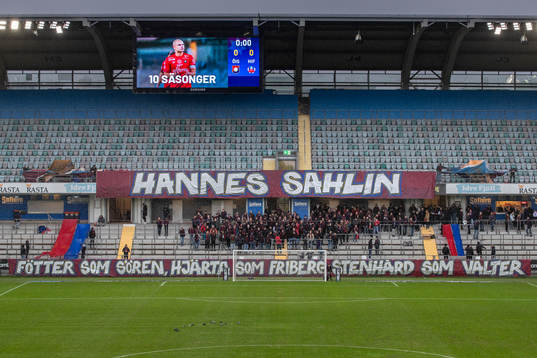 Örgrytes Hannes Sahlin hedras med ett tifo innan