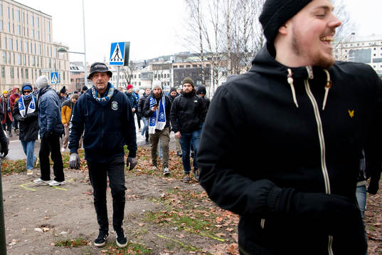 Sundsvalls supportrar Patronerna tågar till arenan innan