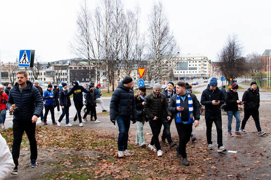 Sundsvalls supportrar Patronerna tågar till arenan innan