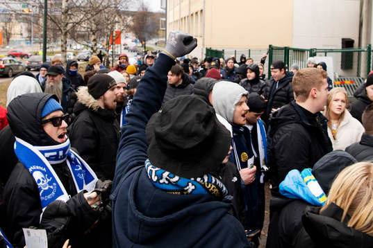 Sundsvalls supportrar Patronerna tågar till arenan innan