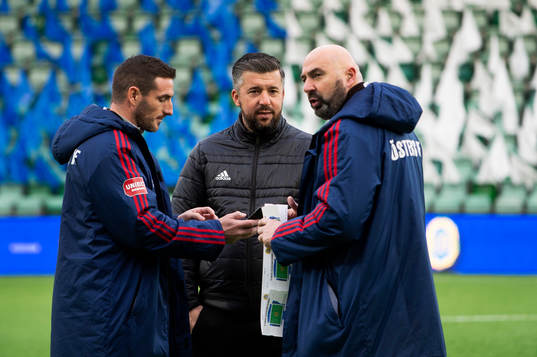 Östers James Keene, tränare Dennis Velic och sportchef