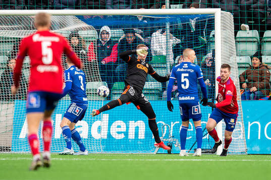 Östers Jesper Jonasson Westermark gör 0-1