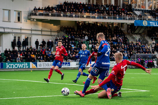 Sundsvalls Pontus Engblom och Östers Mattias Adolfsson i