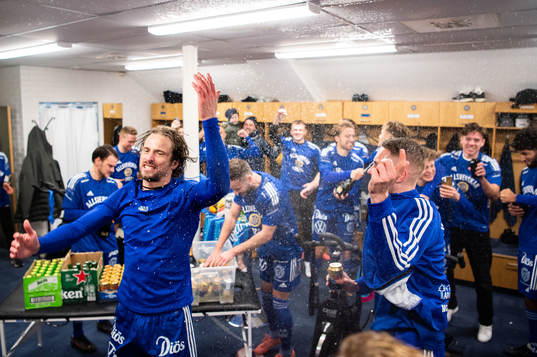 Sundsvalls Linus Hallenius  jublar