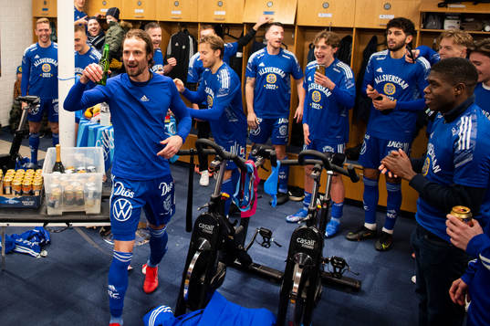 Sundsvalls Linus Hallenius jublar med en öl