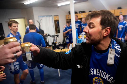 Sundsvalls assisterande tränare Brian Clarhaut skålar med
