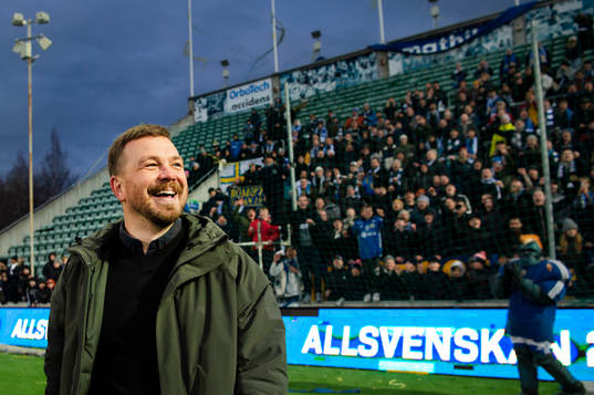 Sundsvalls tränare Henrik Åhnstrand tackar publiken