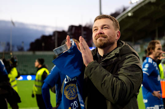 Sundsvalls tränare Henrik Åhnstrand tackar publiken