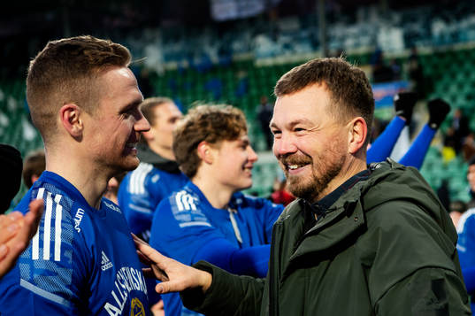 Sundsvalls tränare Henrik Åhnstrand tackar publiken
