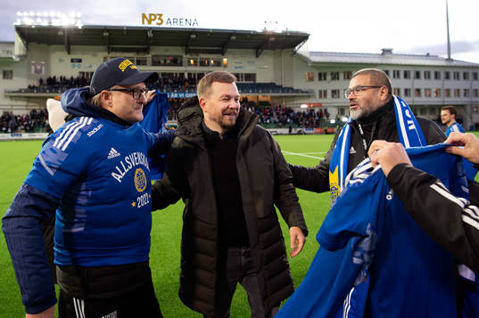 Sundsvalls tränare Henrik Åhnstrand gratuleras till