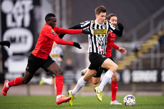Landskronas Filip Olsson mot Vasalunds Anthony Wambani och