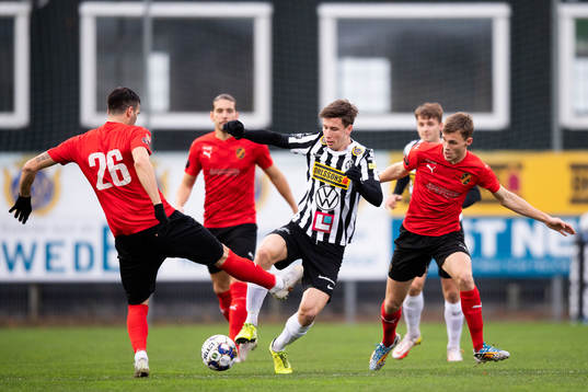 Landskronas Filip Olsson mot Vasalunds Denni Avdic och