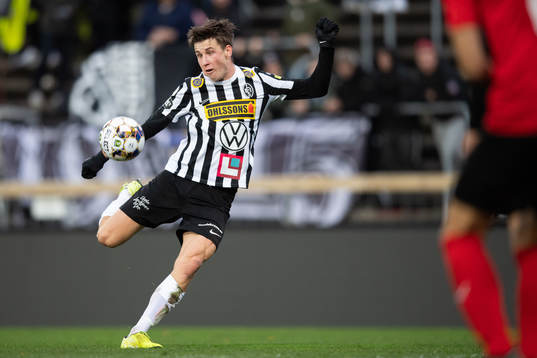 Landskronas Filip Olsson skjuter in 1-0 målet