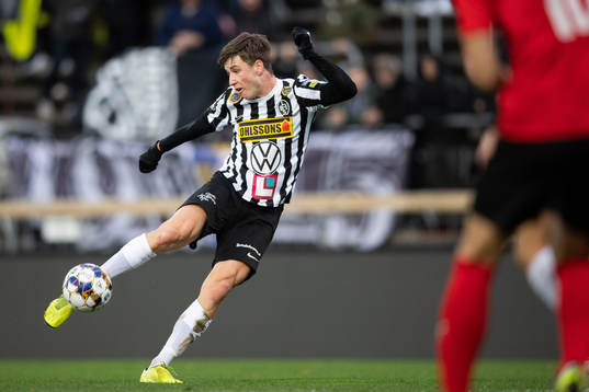 Landskronas Filip Olsson skjuter in 1-0 målet