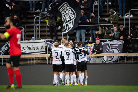 Landskronas Filip Olsson jublar med lagkamrater