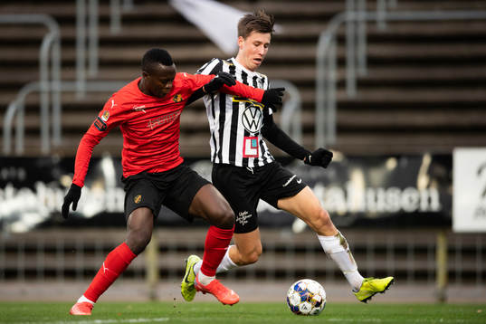 Vasalunds Anthony Wambani och Landskronas Filip Olsson