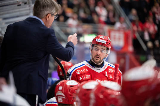 Timrås Tim Erixon i diskussion med tränare Fredrik