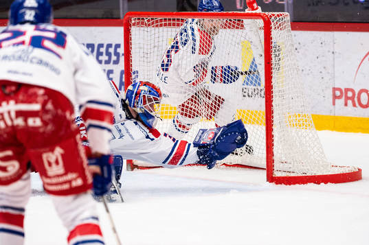 Oskarshamns målvakt Tim Juel räddar