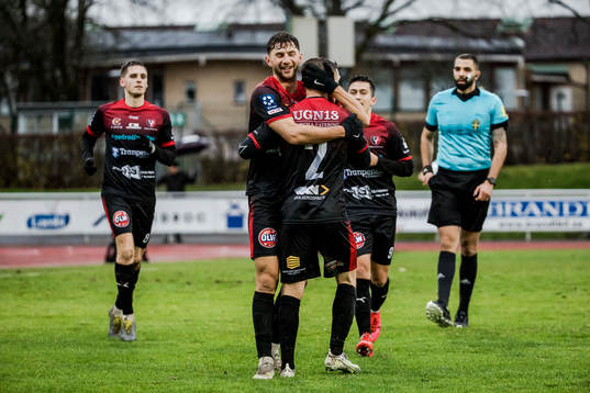 Trollhättans Samuel Rundqvist har gjort 1-0 och jublar med