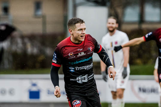Trollhättans Samuel Rundqvist har gjort 1-0 och jublar