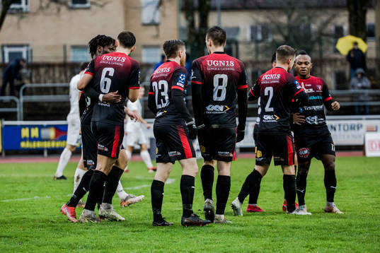 Trollhättans Samuel Rundqvist har gjort 1-0 och jublar med