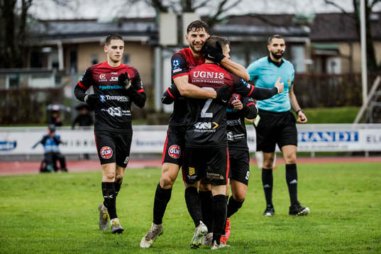 Trollhättans Samuel Rundqvist har gjort 1-0 och jublar med