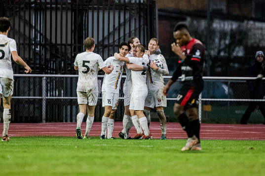 Qvidings Daniel Tidstrand har gjort 1-1 och jublar med