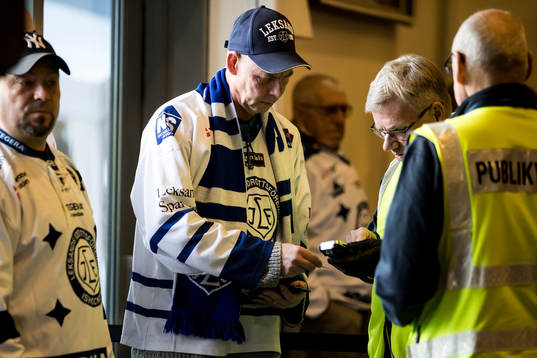 Biljettscanning innan ishockeymatchen i SHL mellan Leksand