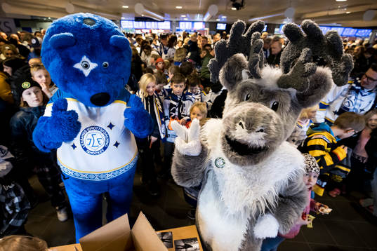 Liffe och Aske innan ishockeymatchen i SHL mellan Leksand