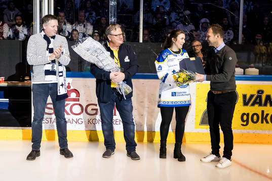 Avtackning av Elin Lundberg av Leksands VD Andreas Hedbom