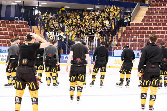 Skellefteås spelarna firar med klacken