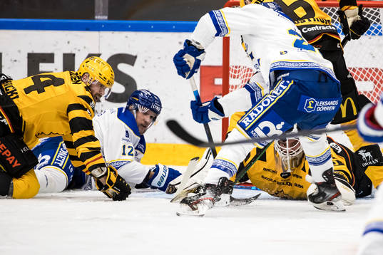 Leksands Fredrik Forsberg och Skellefteås målvakt Gustaf