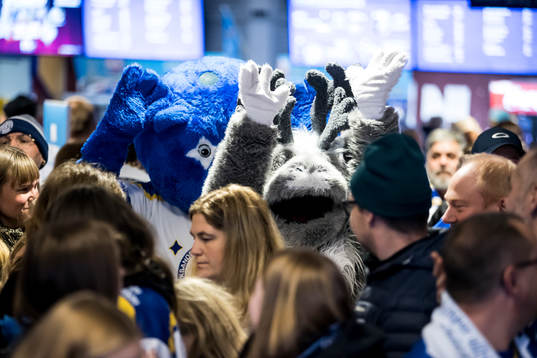 Liffe och Aske innan ishockeymatchen i SHL mellan Leksand