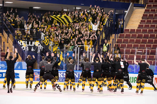 Skellefteås spelarna firar med klacken