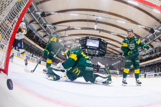 Björklövens målvakt Claes Endre släpper in pucken