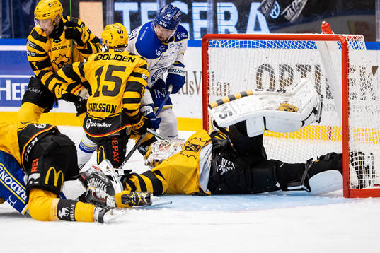 Skellefteås Melker Karlsson och målvakt Gustaf Lindvall