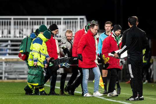 Jönköpings målvakt Frank Pettersson bärs ut på bår
