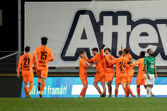 AFC Eskilstunas Robin Tihi jublar med lagkamrater