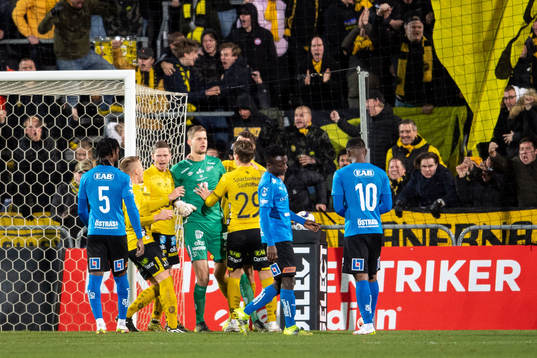 Elfsborgs målvakt Tim Rönning jublar