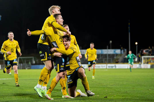 Elfsborgs Oliver Zandén och Sveinn Gudjohnsen kramar om