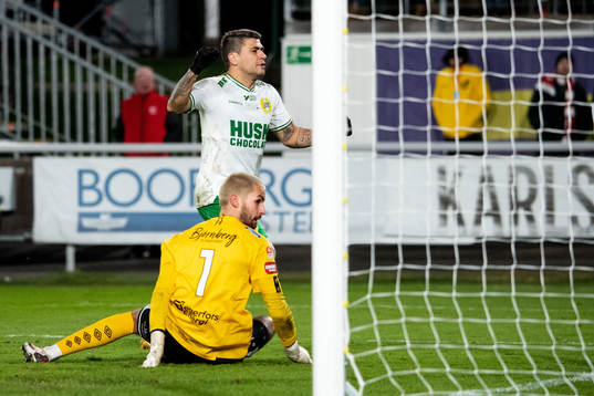 Hammarbys Paulinho jublar samtidigt som Degerfors målvakt
