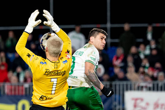 Degerfors målvakt Alfie Malik Whiteman och Hammarbys