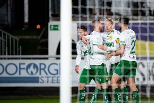 Hammarbys Gustav Ludwigson jublar med lagkamrater